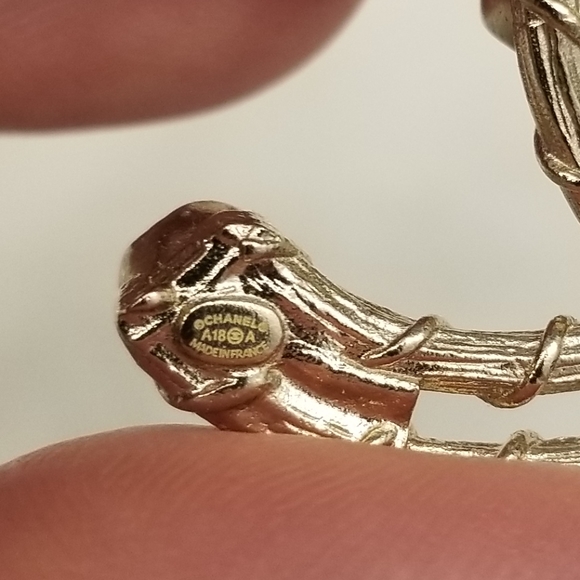 *SOLD* CHANEL Authentic NEW condition Brooch!! - Picture 5 of 12